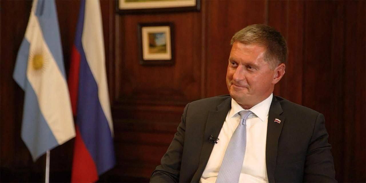 Совместная статья Посла Д В Феоктистова и сотрудников Посольства России в Аргентине опубликованная в Российской газете и аргентинском издании Perfil 9 февраля с г Российские дипломаты строим мосты а не стены Основные тезисы В массовом сознании дипломатическая профессия окутана мифами и зачастую воспринимается через призму стереотипов в духе dolce vita модные костюмы гламурные приёмы брызги шампанского и безмятежное времяпрепровождение за границей Может показаться что международные проблемы разрешаются сами собой пока дипломаты погружены в светскую жизнь В реальности наша деятельность далека от глянцевых образов За красивой картинкой скрывается повседневный труд погружение в большие массивы информации доскональное изучение позиций партнёров проведение консультаций разъяснение и отстаивание национальных подходов поиск компромиссов составление оперативных и аналитических документов подготовка предложений руководству Хороший дипломат это политик экономист юрист культуролог историк и оратор в одном лице Важны эрудиция владение иностранными языками незашоренное мышление умение грамотно излагать свои мысли понимание особенностей страны пребывания и объективное к ней отношение На высоте должны быть и личные качества выдержка такт самоотдача Но главное патриотизм ведь без глубокой любви к Родине по настоящему защищать её доброе имя невозможно Классическая дипломатия редко привлекает внимание громкими словами в микрофон или эффектными поступками именно ежедневная скрупулёзность помогает поддерживать диалог развивать сотрудничество находить взаимоприемлемые решения Такая работа часто сопряжена с длительной разлукой с Родиной и другими лишениями командированным сотрудникам и их семьям приходится надолго оставлять родной дом близких и друзей адаптироваться к непривычному климату иным культуре и языку Порой в условиях непростой военно политической обстановки В День дипломатического работника мы вновь задумываемся о своём вкладе в общее дело Карьерные пути различаются но осознание того что мы представляем Родину и приносим ей пользу придаёт особый смысл нашей повседневной работе наполняет чувствами гордости справедливости и сопричастности объединяющими всех нас в одну большую команду единомышленников Читать полностью ДеньДипломата ДДР2026