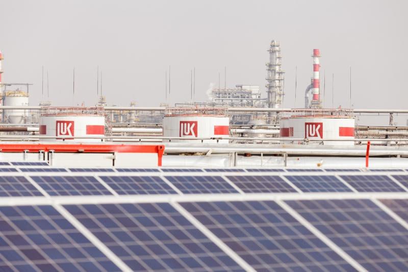 Акционеры Эл5 Энерго одобрили реорганизацию компании К энергокомпании присоединят две других энергетических актива относящихся к ЛУКОЙЛу ВДК Энерго и ЛУКОЙЛ Экоэнерго Цена выкупа бумаг для акционеров несогласных с решением установлена в 0 5653 рубля за акцию ВДК Энерго один из крупнейших производителей электро и тепловой энергии на юге России Установленная мощность компании достигает 3 2 ГВт по электроэнергии за счёт 12 ГЭС Вторая компания в лице ЛУКОЙЛ Экоэнерго также работает в южном регионе и специализируется на выработке электроэнергии из возобновляемых источников Компания управляет пятью гидроэлектростанциями и тремя солнечными объектами общей мощностью 0 33 ГВт В результате присоединения портфель ЭЛ5 Энерго увеличится с пяти до 25 электростанций совокупная установленная мощность вырастет с 6 ГВт до 9 5 ГВт по электроэнергии и более чем в пять раз по тепловой мощности   Нефтебаза