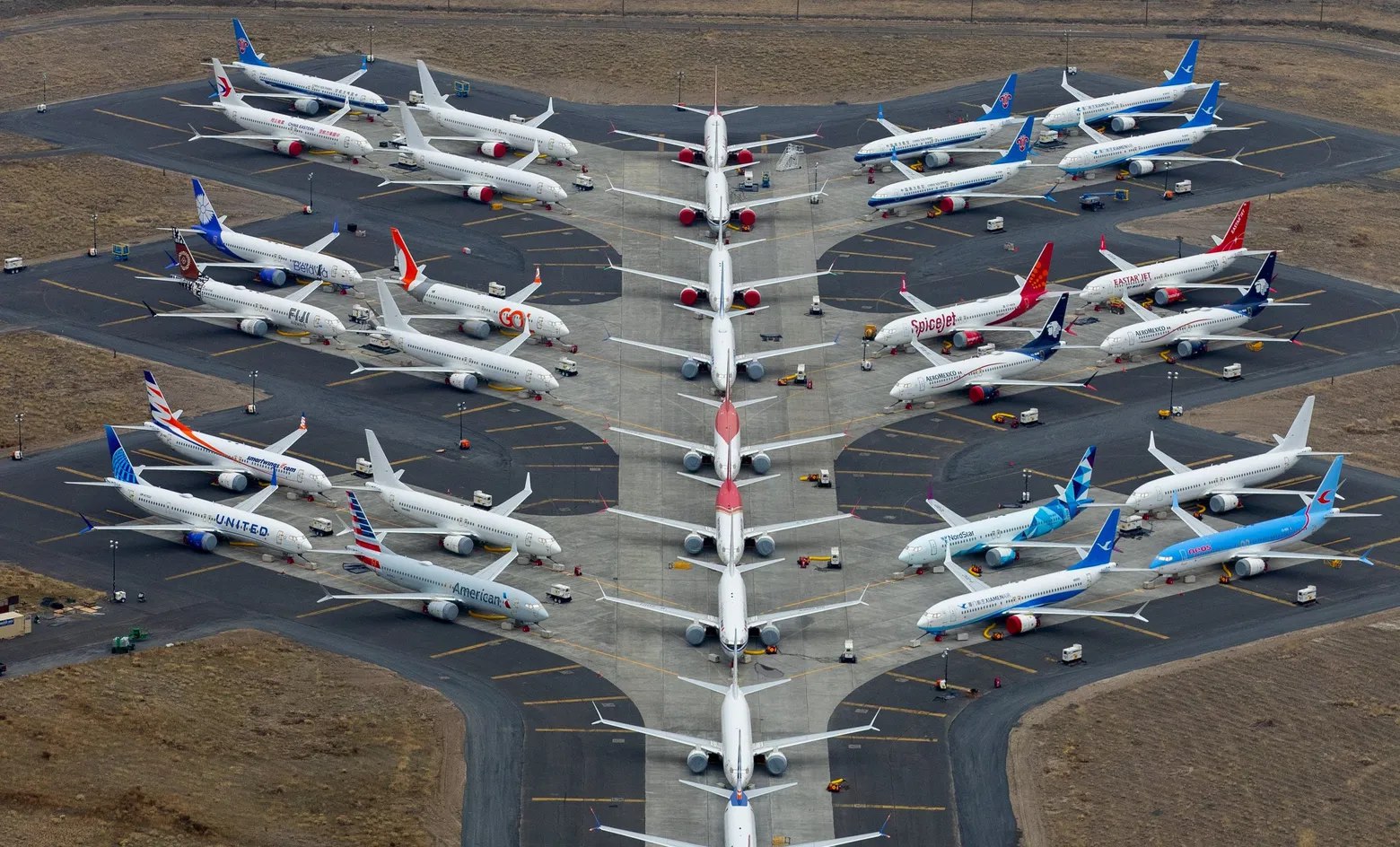 Boeing завершила шестилетнюю консервацию 737 MAX Boeing передала Air China последний из 450 самолётов 737 MAX которые более шести лет находились на хранении в аэропорту Грант Каунти Вашингтон Эти машины были застрявшими после глобального запрета полётов в 2019 году введённого из за катастроф Lion Air и Ethiopian Airlines Передача финального борта стала символом возвращения MAX на китайский рынок где ранее поставки сдерживались напряжёнными отношениями США и КНР Для Boeing это важный шаг к восстановлению доверия к программе Однако концерн всё ещё сталкивается с производственными сбоями и жёстким надзором регуляторов В этом году китайские перевозчики должны получить ещё около 50 новых 737 MAX Читать подробнее SkyMoments Всё про Авиацию