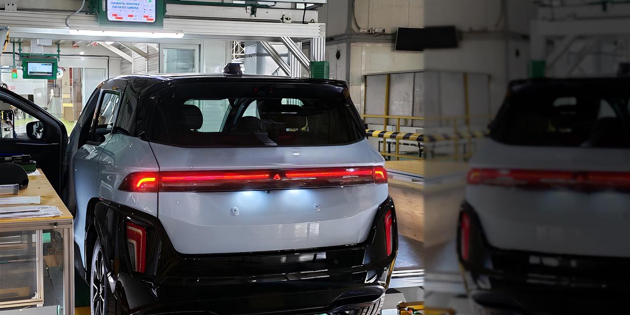 В Москве собрали первый конвейерный Атом Команда стартапа объявила о переходе на ключевой этап программы запуска российского электромобиля Атом в Москве изготовлен предсерийный образец PT Plant Trial предназначенный для одобрения и отработки всей цепочки производственного процесса в конвейерном режиме Прототипы PT серии это полноценные автомобили созданные по тем же технологиям и стандартам которые будут применяться при серийном производстве На этом этапе также проверяются проектные показатели время цикла повторяемость и качество процессов Помимо конвейерной подробнее evstartnews atom