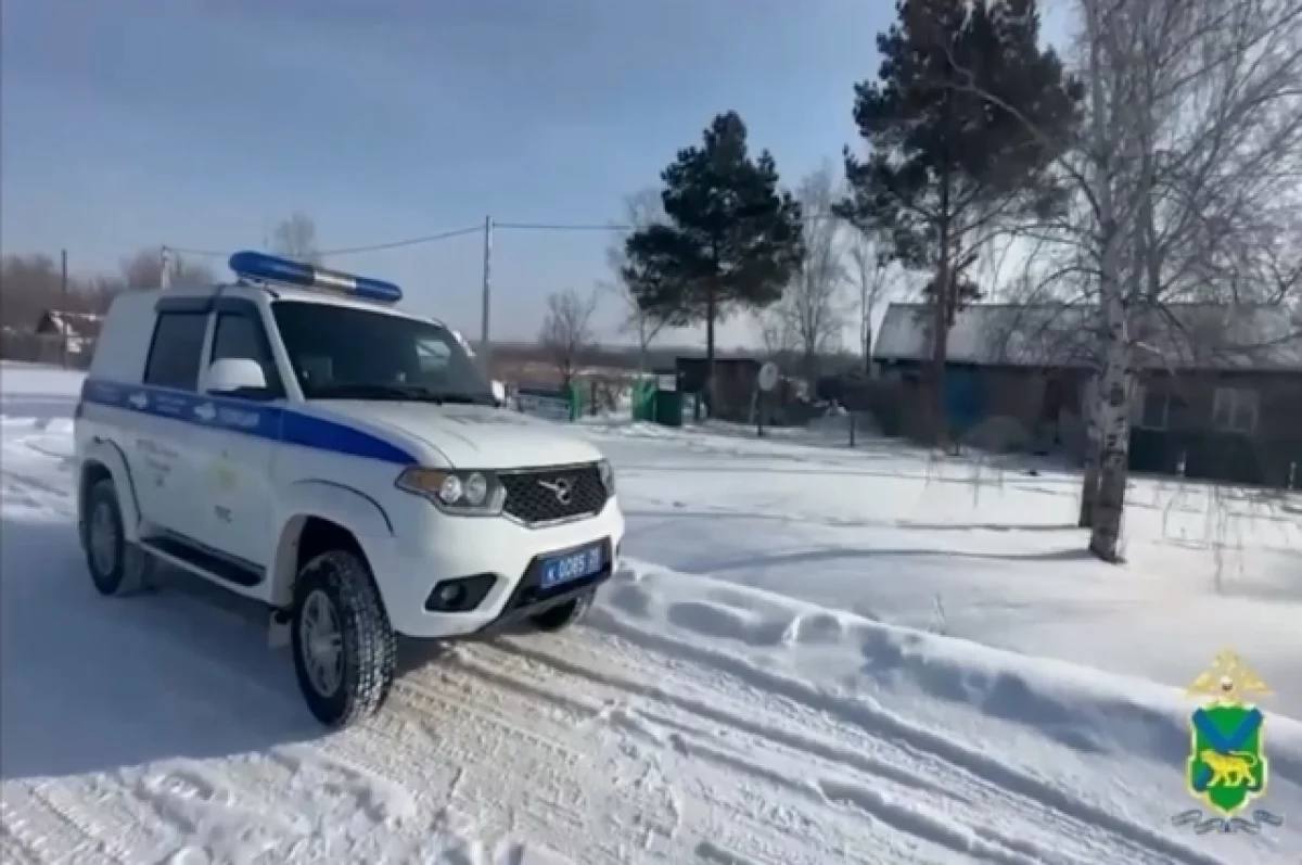 В одном из сёл Спасского района Приморского края сотрудники полиции в ходе патрулирования заметили густой дым, который поднимался над соседней улицей. В состав патруля входили старший сержант Максим Херувимов и старший сержант Тимофей Боровых. Они спасли женщину при пожаре.  Сотрудники полиции незамедлительно отправились на место происшествия, чтобы выяснить источник дыма. По прибытии они обнаружили, что горит жилой дом. Очевидец, находившийся поблизости, рассказал, что в здании могут быть люди. Благодаря оперативности полицейских удалось спасти 58-летнюю женщину, которая потеряла сознание в прихожей горящего дома. Её оперативно вынесли из здания и посадили в служебный автомобиль. Сотрудники полиции доложили в дежурную часть отдела внутренних дел о случившемся. Позже на место происшествия прибыли сотрудники МЧС и скорая медицинская помощь ,- прокомментировала пресс-служба УМВД России по Приморскому краю.  Врачи установили, что женщина отравилась угарным газом, и оказали ей срочную медицинскую помощь. Её жизни и здоровью ничего не угрожает.  Подробнее в «АиФ - Приморье»