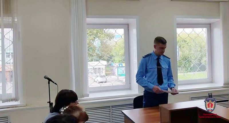 Прокурор просит 2 года условного лишения свободы лет отцу четверых погибших детей из Красной Сопки Сегодня в Назаровском городском суде состоялись судебные прения по уголовному делу в отношении отца погибших четверых детей 6 9 11 и 13 лет из поселка Красная Сопка сообщили в прокуратуре Мужчину обвиняют в причинении смерти по неосторожности Напомним в сентябре 2024 года отец семейства обработал дом средством для борьбы с насекомыми Он пренебрег инструкцией по применению и мерами предосторожности превысил рассчитанную производителем норму расхода средства При обработке квартиры компоненты аэрозоля попали на пищу посуду мебель и постельные принадлежности Помещение после обработки не проветрили уборку не произвели На следующий день все члены семьи почувствовали резкое ухудшение состояния здоровья с признаками кишечного расстройства Несмотря на оказанную медицинскую помощь спасти детей не удалось Проведенная экспертиза показала что причина смерти острое отравление деструктивным ядом инсектицидами системного действия Прокурор попросил суд приговорить его к 2 годам лишения свободы условно с испытательным сроком 2 года Адвокат просил оправдать подзащитного который якобы не мог догадываться о подобных последствиях и малой вероятности таких последствий выразив сомнение в достоверности экспертиз Подсудимый же попросил строго не судить Оглашение приговора состоится 9 сентября Newslab
