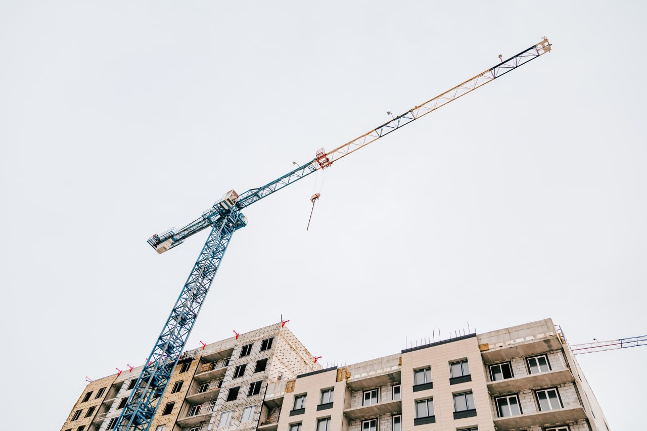 Возле Октябрьского моста построят квартал высоток Мэрия готовит документы о планировке территории на участке расположенном между улицами Шебалдина 13 й Линии Омской и А Нейбута рядом с Октябрьским мостом Площадь предполагаемой застройки составит около 14 гектаров На данный момент на этой территории расположены несколько частных домов Изменения в проекты планировки вносят по заявке компании Завод сборного железобетона 6 которая готовит проектную документацию и инвестирует в проект собственные средства Отметим что на соседних улицах уже построено несколько жилых зданий также возведённых ЗСЖБ 6 Om1 Омск в MAX