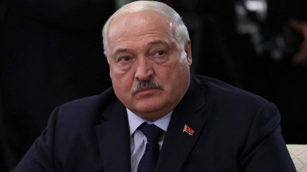 Александр Лукашенко помиловал 31 гражданина Украины которые совершили преступления в Белоруссии сообщила пресс секретарь президента Наталья Эйсмонт передает БелТА Она добавила что буквально сейчас в эти минуты происходит передача их украинской стороне Эйсмонт отметила что решение принято в развитие договоренностей с Трампом Также по просьбе Папы Римского помилованы два католических священника Фото Global Look Press РБК в Telegram и MAX