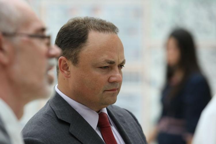 Три компании связанные с осужденным экс главой Владивостока Игорем Пушкаревым перешли в собственность государства Об этом в интервью РИА Новости заявил директор Федеральной службы судебных приставов ФССП России Дмитрий Аристов Речь идет о предприятиях Востокцемент Лэндлорд и Ренессанс Актив Проект Решение о конфискации активов семьи и доверенных лиц бывшего мэра было вынесено Тверским судом Москвы в конце сентября Общая стоимость изъятого имущества согласно судебным материалам составила 79 миллиардов рублей Игорь Пушкарев был осужден в апреле 2019 года по делу о коррупции и злоупотреблении должностными полномочиями Тверской суд Москвы приговорил его к 15 годам колонии строгого режима и штрафу в размере 500 миллионов рублей Позже в июле 2022 года суд во Владивостоке добавил к его наказанию еще три месяца вынеся обвинительный приговор по новому эпизоду В конечном счете общий срок заключения для экс мэра составил 15 лет и 3 месяца Позже Пушкарев заключил контракт с Минобороны и отправился на СВО По данным Генпрокуратуры Пушкарев являлся фактическим владельцем группы коммерческих структур сведения о которых он не декларировал Для сокрытия доходов держатели его активов использовали офшоры и другие иностранные финансовые инструменты Как отмечает надзорное ведомство совокупная стоимость только двух из конфискованных компаний Востокцемент и Ренессанс превышает 79 миллиардов рублей Их ежегодная выручка оценивается в 51 миллиард рублей а чистая прибыль в 5 4 миллиарда