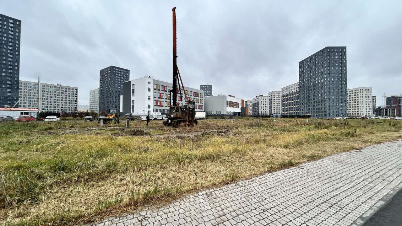 В Тюмени началось строительство еще одного детского сада. Он расположится в одном из самых плотно застраиваемых районов: на Мысу. В ЖК «Звёздный городок» на земельном участке уже начали забивать сваи.   Это будет десятый детский сад, построенный по типовому проекту. Он рассчитан на 330 мест. По контракту его введут в эксплуатацию летом 2026 года. Ежегодно в Тюменской области вводится не менее 1000 дошкольных мест в новых детских садах.