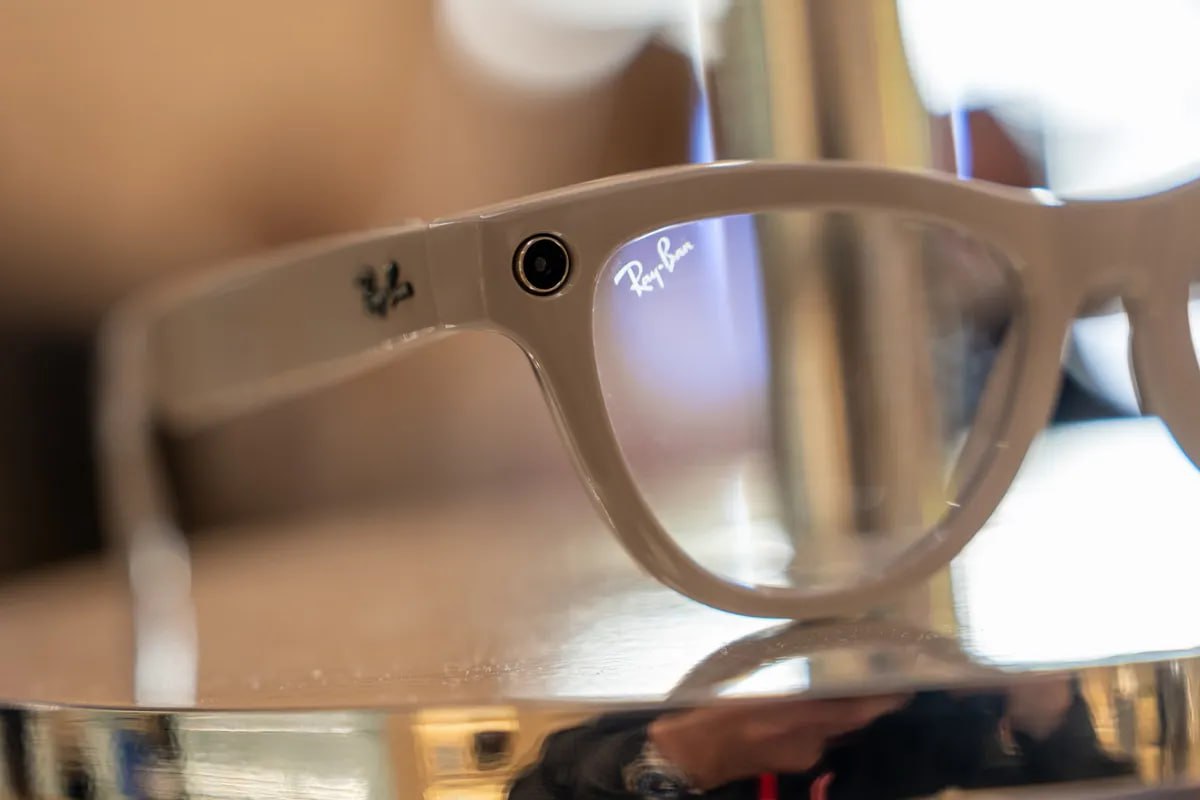 Apple ускоряет разработку трех носимых устройств на базе искусственного интеллекта Корпорация планирует выпустить очки кулон и новые наушники AirPods сообщает обозреватель Bloomberg Марк Гурман Все три устройства будут подключаться к iPhone AAPL Флагманом в этой линейке станут очки получившие кодовое название N50 С их помощью можно будет совершать звонки общаться с Siri слушать музыку и снимать видео Устройство получит две камеры Первую планируют использовать для съемок а вторую для задач компьютерного зрения Кулон позиционируется как глаза и уши iPhone Он будет оснащен постоянно включенной камерой для смартфона и микрофоном для общения с Siri Устройство получит специальный чип однако по вычислительной мощности оно будет ближе к AirPods чем к Apple Watch Компания разрабатывает два способа ношения гаджета на шее или на одежде с помощью зажима Новые AirPods также будут оснащены камерой jkinvest news jkinvest