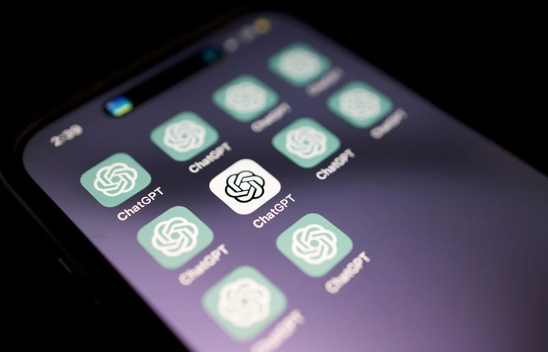 OpenAI в первой половине 2025 года планирует преобразовать ChatGPT в универсального супер-помощника. В соответствии с документом «ChatGPT: H1 2025 Strategy», компания стремится, чтобы ChatGPT стал не просто чат-ботом, а цифровым партнёром, способным понимать потребности пользователя и выполнять наиболее разнообразные задачи — от планирования отпуска до написания кода . Средства, которые будут использоваться в этом процессе, включают новые модели GPT-02 и GPT-03, обещающие высокий уровень интеллекта. Несмотря на амбициозные планы, OpenAI сталкивается с проблемами инфраструктуры и усиливающейся конкуренцией со стороны таких компаний, как Google и Meta. Для более детальной информации можно ознакомиться с оригинальным источником.