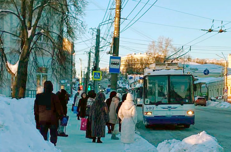 Регион отказался от повышения стоимости проезда в этом году Это решение было принято после обращения депутатов ЛДПР к губернатору Помимо сохранения текущих тарифов партия предложила субсидировать пассажирские перевозки и ввести бесплатный проезд для детей до 16 лет Обращение ЛДПР к губернатору стало итогом круглого стола который прошел в партии совместно с представителями автотранспортных предприятий региона Участники обсуждения рассказали что испытывают серьезные финансовые трудности из за роста цен на топливо удорожания запчастей и расходных материалов увеличения ФОТ повышения налоговой нагрузки И все это на фоне снижения пассажиропотока и отсутствия индексации стоимости проезда более 1 5 лет В поддержку инициативы ЛДПР был запущен телеграм бот для сбора мнений жителей и онлайн голосование против повышения стоимости проезда Координатор Кировского регионального отделения ЛДПР Павел Дорофеев назвал решение главы региона как справедливое и своевременное подчеркнув что оно принято в интересах кировчан