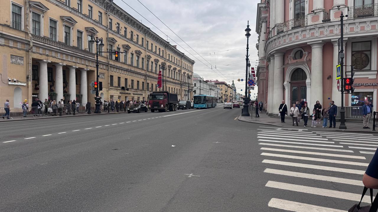 ГАТИ выдала все ордера для обеспечения ремонта Невского проспекта Комитет по развитию транспортной инфраструктуры и «Мостотрест» получили ордера для ремонта дорожного полотна главной артерии Санкт-Петербурга и покрытий мостов на ней от Адмиралтейского проезда до площади Восстания. Ордера действительны с 3 августа по 3 сентября. Однако это не означает одномоментное введение ограничений движения на проспекте. Работы пройдут этапами. Сейчас заказчиками работ разрабатывается наиболее оптимальная схема организации движения. Комфорт горожан - в приоритете в этой задаче. После утверждения схемы заказчики получат распоряжения ГАТИ, информация о которых будет размещена на Всех ресурсах инспекции, включая . Подписывайтесь!