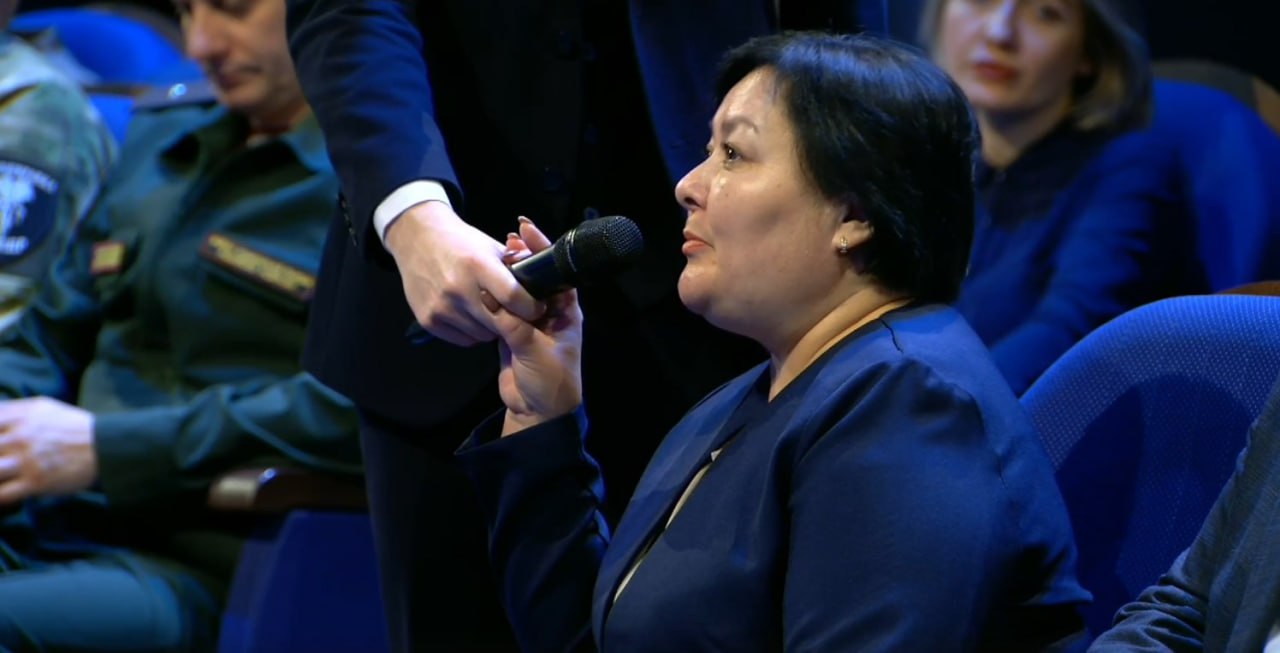 Альфида Амирова в ходе прямой линии попросила помочь с ремонтом и газификацией детского оздоровительного лагеря в муниципальном округе Кроме того женщина рассказала что дорога которая ведет от Кунашака к месту детского отдыха находится в плачевном состоянии Обязательно дам соответствующие поручения и мы решим все эти вопросы которые вы обозначили Надо сказать что помощь муниципалитетам в том числе и Кунашакскому округу в части детского отдыха оказывается У нас задача увеличивать количество лагерей которые могут работать круглогодично подчеркнул Алексей Текслер