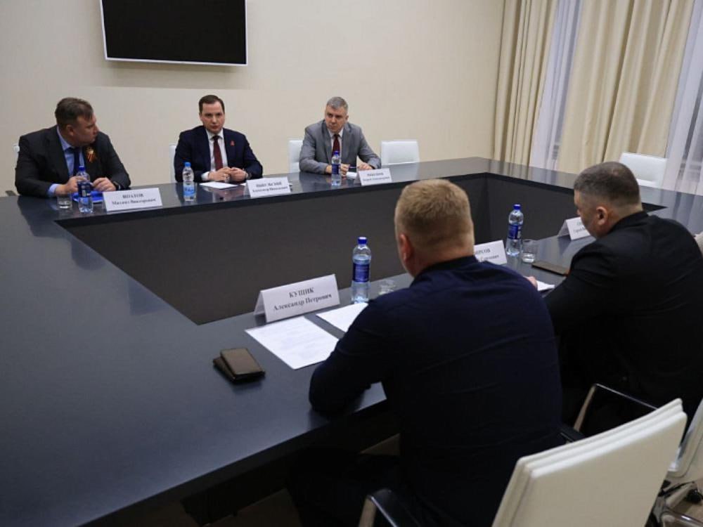 В Архангельской области разработают стратегию развития программы подготовки военнослужащих Перспективы развития учебного центра, который при поддержке регионального правительства уже около трех лет организует курсы для подготовки бойцов спецоперации на полигоне под Архангельском, представители фонда «СВОи люди» обсудили с губернатором Александром Цыбульским. Как рассказал представитель фонда Александр Кущик, за это время подготовлено более шести тысяч бойцов для несения службы в зоне специальной военной операции. Многие военнослужащие, прошедшие подготовку, служат в армии в должности инструкторов, младших командиров и пополняют ряды офицерского состава. Подробнее о новой программе подготовки читайте на сайте Фото пресс-службы правительства Архангельской области