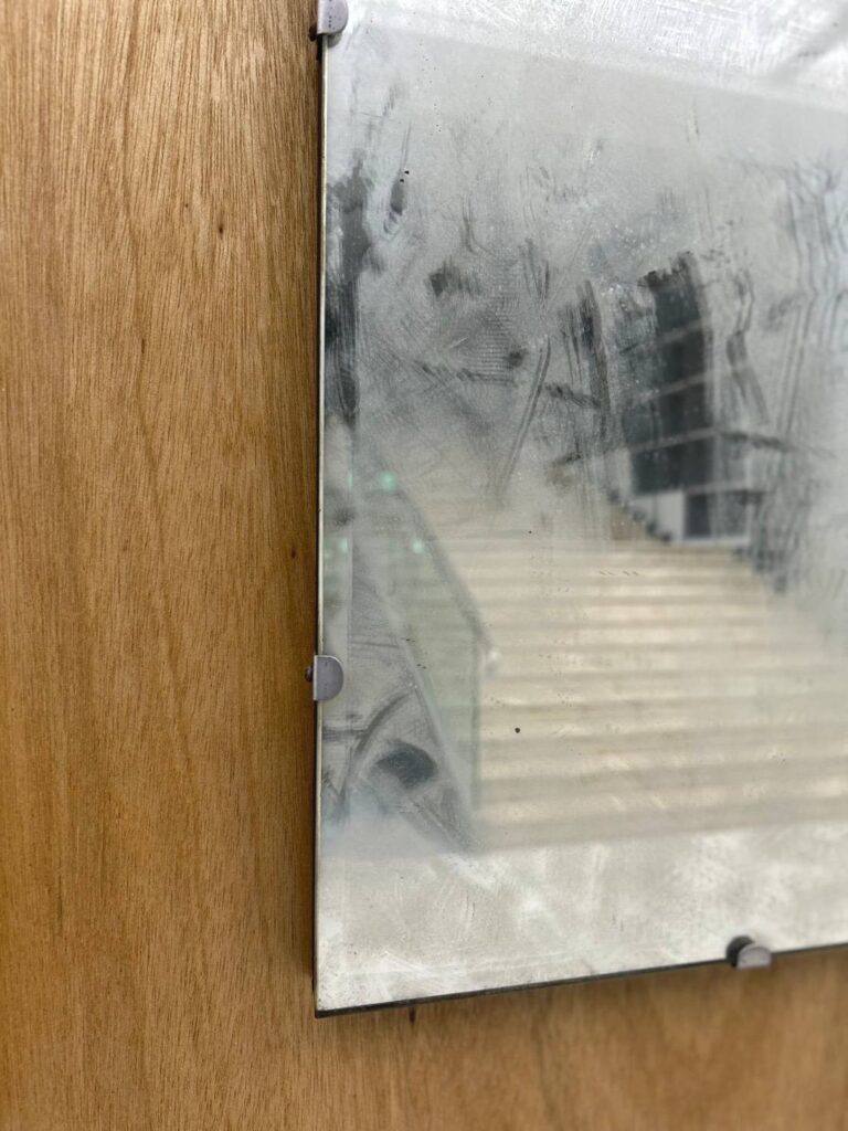 Еще один страховой случай с культурными ценностями но теперь уже на Тайване где уборщик случайно стер картину Во время уборки в художественном музее Килунга сотрудник перепутал музейный экспонат с грязным зеркалом и стер пыль с работы современного художника Чэнь Сун чи Экспонат Inverted Syntax 16 где пыль символизировала культурное сознание среднего класса был уничтожен и восстановить его в оригинальном виде не удалось Бюро культуры уже принесло извинения и ведёт переговоры о компенсации ущерба со своим страховщиком   Страховой случай