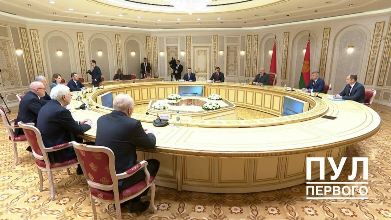 Александр Лукашенко сегодня встречается с губернатором Кировской области Александром Соколовым На встрече будут обсуждены актуальные вопросы и перспективы торгово экономического сотрудничества Беларуси и Кировской области После встречи с президентом Беларуси Соколова ждут в белорусском правительстве запланирована его встреча с заместителем премьер министра Виктором Каранкевичем 20 21 января Соколов посетит Гродненскую и Брестскую области где проведет переговоры с губернаторами Юрием Караевым и Петром Пархомчиком Там он посетит ряд предприятий а также Брестскую крепость герой Подписаться