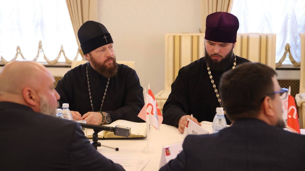 Губернатор Вологодской области Георгий Филимонов рассказал об итогах заседания Попечительского совета Благотворительного фонда «Наследие Русского Севера». Глава региона сообщает, что в 2024 году на сохранение духовно-культурного наследия Вологодчины с помощью фонда привлекли 46,7 млн руб. Это в 4 раза больше, чем в 2023 году, тогда на эти цели было пожертвовано 11,5 млн руб. Он также напомнил, что по программе «Дорога к храму» удалось привлечь средства на ремонт и обновление 30 дорог, ведущих к церквям в селах и деревнях региона.