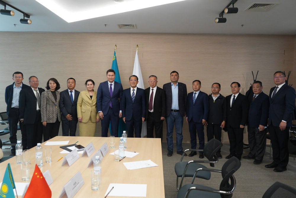 Казахстанская «KAZAKH INVEST» и китайская Xinfa Group на пороге нового промышленного парка В ходе встречи председатель правления Ержан Елекеев обсудил перспективы реализации крупного инвестиционного проекта. В рамках него планируется создание современного производственного комплекса в Павлодарской области, который будет включать в себя все этапы — от добычи сырья до выпуска готовой продукции. Проект включает в себя: Развитие горнодобывающей отрасли с освоением месторождений угля, бокситов, меди, флюорита и известняка Строительство металлургических заводов для производства глинозёма, алюминия и меди Cоздание энергетических объектов, в том числе на основе возобновляемых источников Запуск предприятий по пргоизводству соды. Также сообщается, что китайские представители уже провели предварительный анализ казахстанской ресурсной базы, положительно оценив промышленный потенциал. Предполагаемый объём инвестиций составляет около $15 млрд, а общая площадь будущего индустриального парка оценивается в более чем 3 000 гектаров. Предполагается, что парк создаст свыше 10 тысяч рабочих мест ℹ Xinfa Group — промышленный гигант Китая. Компания добывает бокситы и уголь, производит алюминий, глинозём, электроэнергию, химическую продукцию и занимается металлургией. Подводя итоги встречи, стороны подчеркнули значимость проекта для развития казахстанской промышленности и подтвердил готовность всесторонней поддержки: «Проект Xinfa Group отражает стратегический подход Казахстана к привлечению якорных инвесторов в промышленность. Это не просто строительство завода — это формирование полноценной индустриальной экосистемы, интегрированной в глобальные цепочки поставок». — заявил Елекеев. ℹ Ранее Kazakh Invest заключил соглашение с китайской Qingdao Wanlin Food Co о строительстве и запуске фабрики по производству продуктов питания. #Казахстан #Китай