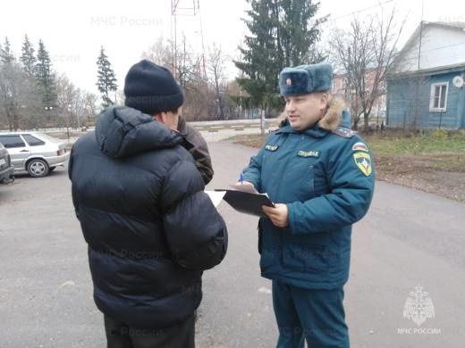 Предотвратить пожары - главная задача МЧС России  В Дмитровском районе специалисты МЧС России провели профилактический рейд. Главная цель - предотвратить пожары в жилье.  В ходе беседы специалисты ведомства напоминают:  не оставляй детей без присмотра;  проверь состояние своей электропроводки;  установи в жилье огнетушитель и пожарный извещатель;  используй сертифицированные обогревательные приборы;  не кури в постели;  своевременно очищай и бели дымоходы;  при пожаре звони1  0  1  или 1  1  2  .