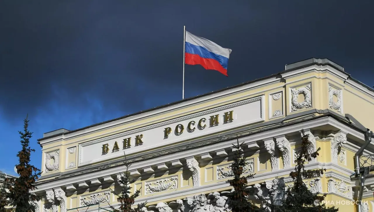 Главное из заявления Банка России по ключевой ставке которую он снизил с 15 до 14 5  ЦБ РФ исходит из объявленных параметров бюджетной политики при более высоких расходах потребуется более жесткая ДКП чем в базовом сценарии  Регулятор уточнил прогноз по средней ключевой ставке в 2026 м до 14 14 5 с 13 5 14 5 до конца года ждет ее в диапазоне 13 3 14  Он также изменил прогноз средней ключевой ставки на 2027 год ждет 8 10 вместо 8 9 в прошлом прогнозе на 2028 год сохранил 7 5 8 5  Проинфляционные риски по прежнему преобладают в России над дезинфляционными на среднесрочном горизонте  Российская экономика в первом квартале замедлилась в том числе из за подстройки к налоговым изменениям и календарных и погодных факторов  Центробанк сохранил прогноз инфляции в России на 2026 г на уровне 4 5 5 5 Подписаться на РИА Новости экономика