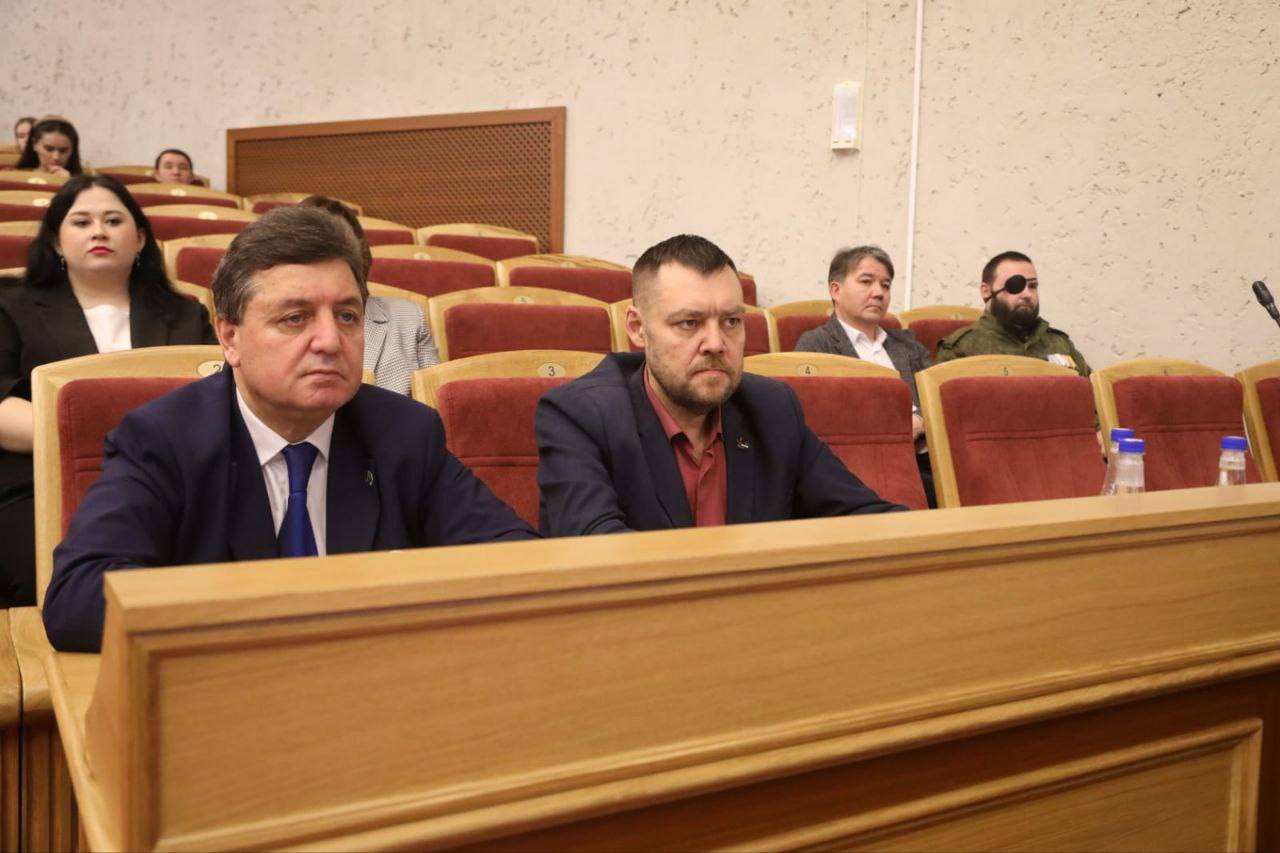 На 28 м заседании Государственного Собрания Курултая Республики Башкортостан заместитель председателя реготделения ПАРТИИ РОДИНА Михаил Коровин последовательно и принципиально отстаивал ключевые позиции партии по важнейшим законопроектам РОДИНА видит своей задачей не просто участие в обсуждениях а внесение конкретных выверенных предложений направленных на повышение качества жизни людей защиту бизнеса и обеспечение устойчивого развития республики Наша работа в парламенте это труд ради реальных дел Вот лишь некоторые вопросы на которые наш представитель обратил внимание депутатов и правительства В сфере здравоохранения При рассмотрении бюджета Территориального фонда ОМС поставлен вопрос о прозрачности планирования Почему в 2025 году растут расходы на аппарат а уже в 2026 2027 запланировано сокращение финансирования самой медицинской помощи и оплаты труда персонала Необходимы четкие обоснования чтобы это не сказалось на доступности и качестве лечения для граждан В поддержке бизнеса Закон о налогах для упрощенцев может привести к сокращению числа предпринимателей на УСН из за снижения порога по выручке РОДИНА настаивает прежде чем принимать такие решения необходимо получить официальную оценку Минэкономики о возможных негативных последствиях для малого и среднего бизнеса основы экономики региона В вопросах правовой защиты Обсуждая закон о бесплатной юридической помощи мы требуем публичной отчетности о достижениях Государственного юридического бюро и адекватного бюджетного финансирования этой важнейшей социальной функции В сфере правоприменения Вносимые изменения в КоАП по продаже тонизирующих напитков по мнению РОДИНЫ создают правовую неопределенность Исключение полномочий у административных комиссий и размытые критерии отнесения помещений к тому или иному типу могут привести к произволу и усложнить жизнь честному бизнесу В стратегическом развитии Принятие законов о технологической и промышленной политике без предусмотренного на их цели финансирования в основном бюджете это декларация а не реальная работа РОДИНА считает недопустимым принимать программные документы не обеспечивая их ресурсами