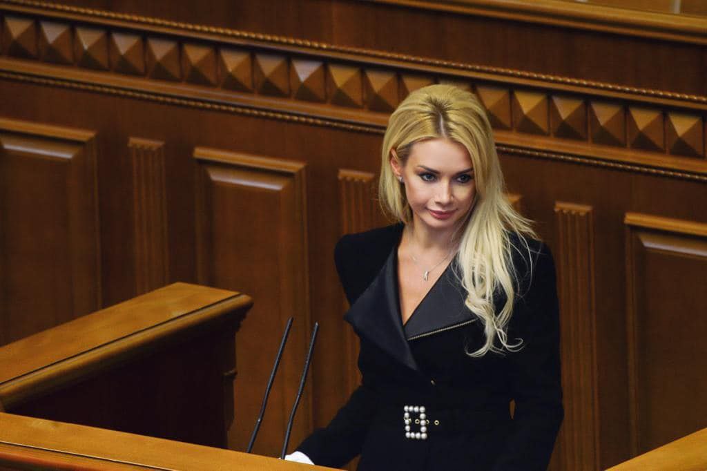 Бывшую депутатку Верховной Рады Украины Ирину Кормишкину вместе с ее мужем и сыном высадили из самолета в аэропорту Кишинёва перед взлётом Решение принял командир воздушного судна после того как муж бывшей депутатки неадекватно отреагировал на замечание бортпроводницы попросившей не разговаривать по телефону во время взлета передает агентство IPN  Классика rusputnikmd 2