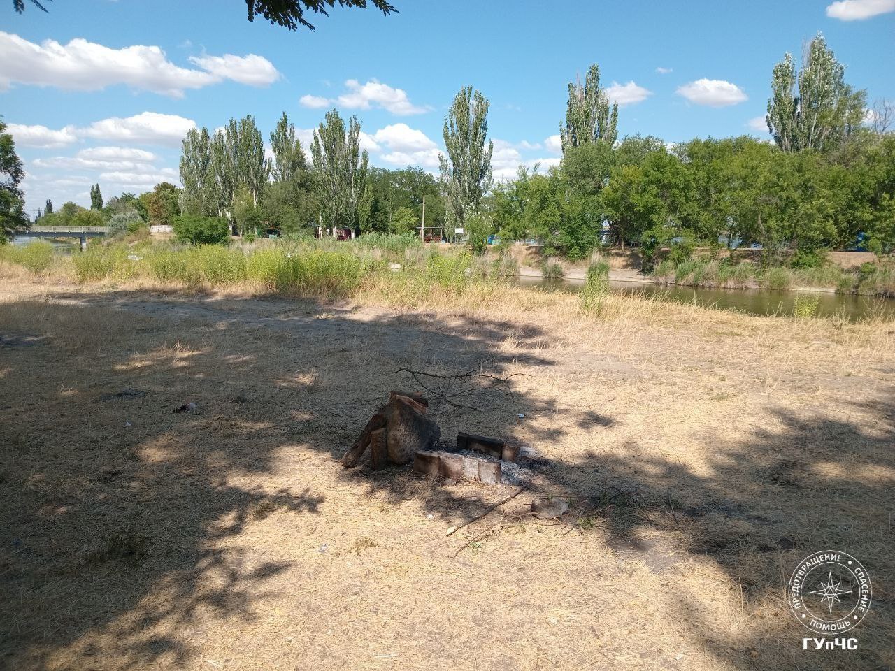РЕЙДЫ ОТ ГУпЧС В Днестровске сотрудники пожарной охраны провели профилактический рейд в местах отдыха у лимана. Сотрудники беседовали с отдыхающими, напоминали о действии особого противопожарного режима и предупреждали об ответственности за: разжигание костров, брошенные окурки, сжигание мусора и сухой растительности. Всем вручили специальные памятки с правилами пожарной безопасности. Нарушений выявлено не было — отдыхающие проявили сознательность. Напоминаем: в условиях особого режима размер административных штрафов, налагаемых за нарушение требований пожарной безопасности, увеличивается. Пресс-служба ГУпЧС МВД ПМР