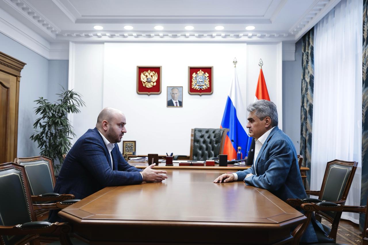 Программы развития Самарской области обсудили на встрече с губернатором Вячеславом Федорищевым Меры поддержки для предпринимателей, образовательные и социальные инициативы — всё, что еще больше делает Самарскую область местом, откуда не хочется уезжать. Рассказал губернатору о проектах нашего реготделения: «Экосфера», «Я в деле», «Голос города». Будем и дальше их продвигать — с прицелом на малые города. Обсудили подходы по разработке мастер-планов таких городов. Главное — не спускать эти планы сверху, а обсуждать их с людьми. С активными жителями и предпринимателями, которые наполняют города жизнью, создают рабочие места, вкладываются в местную экономику. Их участие в развитии городов — ключевой элемент. Нечаев — подписаться