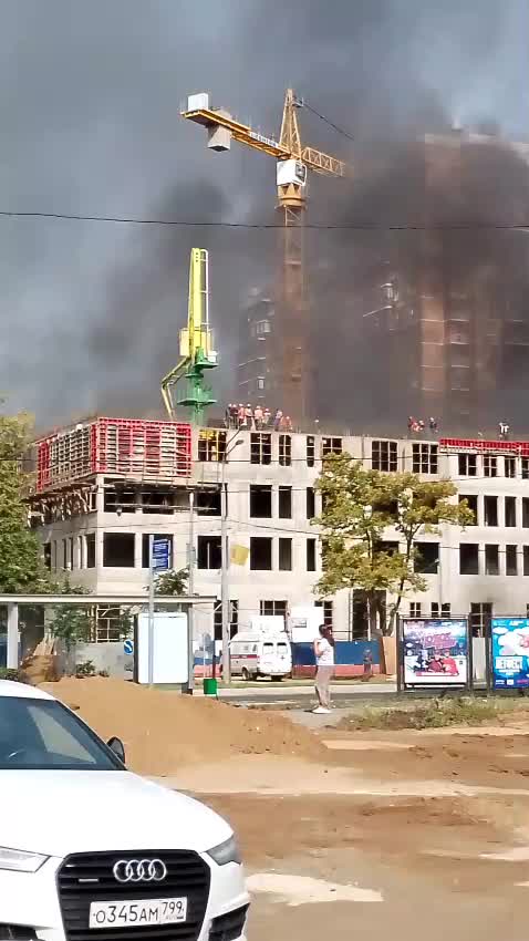 МЧС России ликвидировало пожар в строящемся здании на юго-западе Москвы