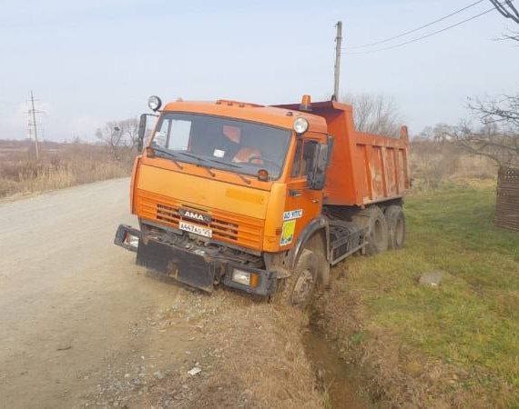 Водитель КамАЗа скончался в Уссурийске   Госавтоинспекция Приморья сообщает, что в Уссурийске водитель КамАза потерял сознание и остановил машину на улице Общественного, где ему внезапно стало плохо.   Прибывшие врачи констатировали смерть водителя. Другие участники дорожного движения не пострадали.