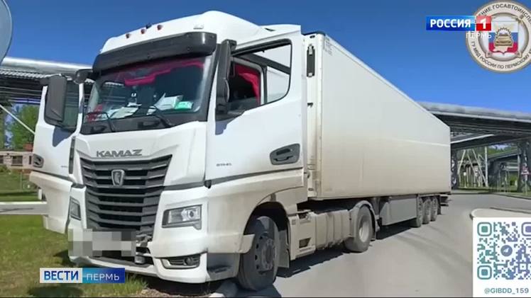 В Краснокамске водитель большегруза умер за рулем Человек скончался за рулем в Пермском крае. Как сообщает Госавтоинспекция, в Краснокамске водитель КамАЗа почувствовал себя плохо и наехал на стоящий автомобиль "Лада Нива". Водитель большегруза скончался до прибытия скорой помощи. Полиция проводит проверку обстоятельств происшествия.