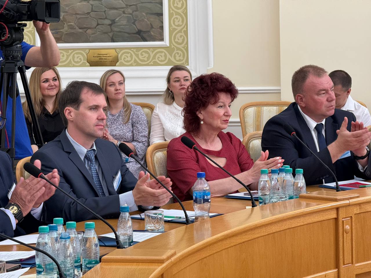 #КомандаСитникова Сергей Ситников поприветствовал участников заседания Бассейнового совета Верхневолжского бассейнового округа, который сегодня проходит в Костроме. В составе – представители федеральных и региональных органов в сфере природопользования и экологии, научных и общественных объединений. Губернатор Костромской области подчеркнул приоритет интересов людей при реализации решений в области водопользования. «Вопросы, которые вы рассматриваете на бассейновом совете, многогранны с точки зрения интересов, истории самой реки. Важны и электрическая энергия, и транспортная составляющая, но самая высочайшая наша ценность – это люди. Когда люди находятся в безопасных условиях, когда все расчеты производятся правильно – люди не страдают от затоплений, от маловодья», – отметил Сергей Ситников. Председатель бассейнового совета Александр Баринов отметил, что Костромская область активно участвует в национальных проектах по улучшению качества водоснабжения, оздоровлению водоёмов и эффективно организацию управления в сфере водопользования. В 2024 году в регионе завершены мероприятия по расчистке озёр Святое и Галичское – это позволило улучшить их экологическое состояние. Привлечены бюджетные средства на капитальный ремонт плотины в Солигаличе, расчистку русел рек Воржа и Бродок в Костромском районе, ремонт гидротехнического сооружения на реке Тега в Нерехтском районе. В ближайшие пять лет в планах – реконструкция Коркинских очистных, строительство дюкера через Волгу на улице Юбилейной в Костроме, ремонт плотины на Вексе в Чухломском районе и расчистка участка реки Куекша в Островском. #КостромскаяОбласть