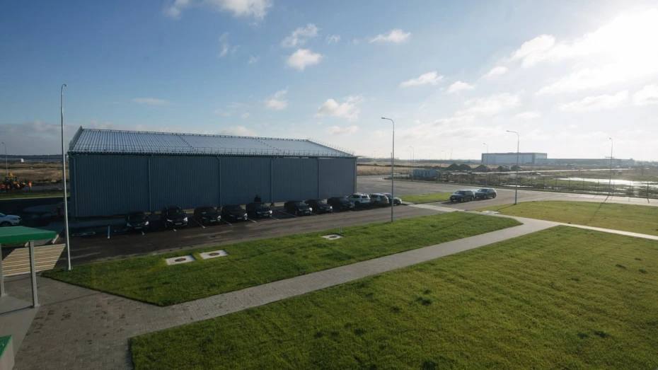 Для нового индустриального парка отобрали десять лучших названий Воронежцы предложили почти 400 названий для нового индустриального парка который пока носит рабочее название Масловский 2 На первом этапе конкурса было отобрано десять лучших вариантов Теперь начинается этап онлайн голосования Жители региона могут выбрать какие пять имен выйдут в финал Во второй этап прошли варианты Черноземье Антей отсылка к великану черпавшему силы от земли одной из главных ценностей столицы Черноземья Беспятный в честь легендарного корабельного мастера Антона Беспятного ТехноГрад Донской Прогресс Петровские мануфактуры Современный Петровский Адмиралтейский Голосование уже стартовало и продлится до 1 декабря Отдать свой голос можно на страницах губернатора Александра Гусева в социальной сети ВКонтакте и в мессенджере Telegram Подписывайтесь на канал РИА Воронеж в Max