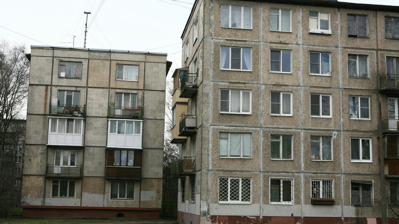 В Госдуме предложили перекрашивать хрущёвки в позитивные цвета С инициативой выступили депутаты от фракции Новые люди По словам авторов инициативы научные исследования подтверждают положительный эффект от использования ярких и природных цветов в городской среде Россия Госдума хрущёвки Подписаться на Pravda ru