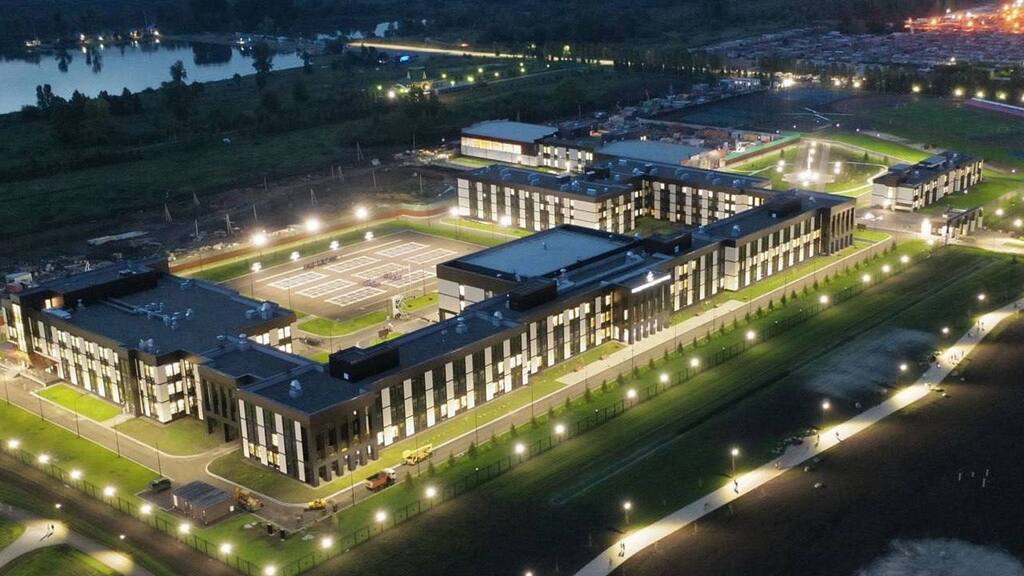 Реконструкцию Иркутского кадетского корпуса имени Скороходова начнут весной Подрядчик построит двухэтажный спортивно просветительский корпус В нем разместят универсальный спортзал с трибуной актовый зал амфитеатр раздевалки тренерские медкабинет и административные помещения Работы начнутся сразу после получения положительного заключения экспертизы и должны закончиться к концу 2027 года Площадку уже подготавливают под строительство обносят ограждением завозят технику уточняют схемы выноса коммуникаций Часть земли освободят от растительности После того как корпус будет готов высадят новые клены липы ели кедры и кустарники Верблюд в огне Верблюд в Максе