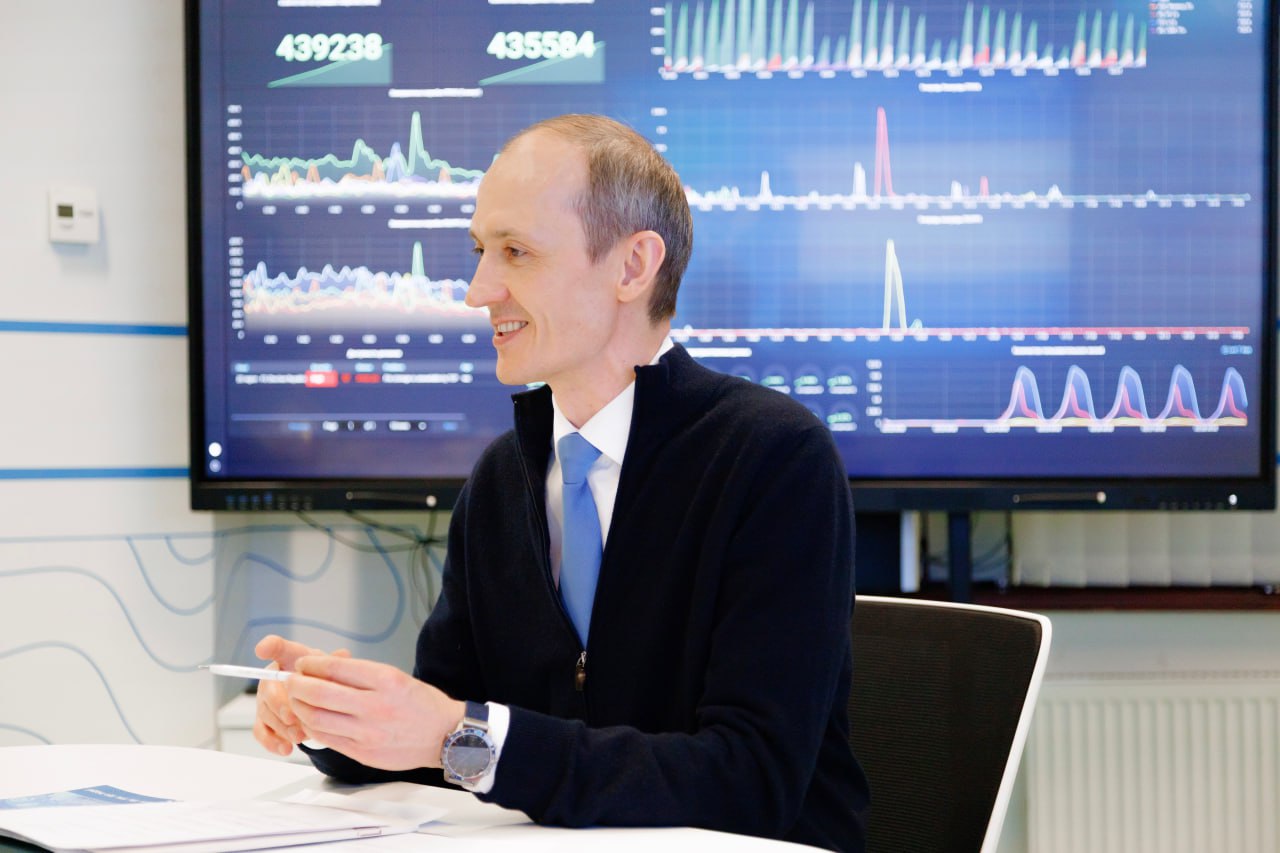 Управление на основе данных Все регионы России подключились к федеральной цифровой системе госуправления так называемому дашборду губернатора Об этом сообщил вице премьер Дмитрий Григоренко  Система обеспечивает 100 контроль финансирования и исполнения госпроектов а также всех федеральных поручений региону в режиме онлайн Внедрение дашборда губернатора позволяет существенно повысить эффективность госуправления Мы больше не зависим от разрозненных информационных систем у нас есть единый источник данных о работе регионов как для местных властей так и для федерального центра Таким образом в масштабах всей страны мы переходим на цифровой формат взаимодействия когда каждое управленческое решение принимается на основе объективных данных в том числе конкретных запросов граждан отметил Дмитрий Григоренко До конца 2025 года в рамках развития дашборда губернатора запланированы  запуск мобильной версии  создание специального раздела где будут собраны все проблемные вопросы и показатели региона Подробнее на сайте Правительства Подписаться на Правительство России в MAX