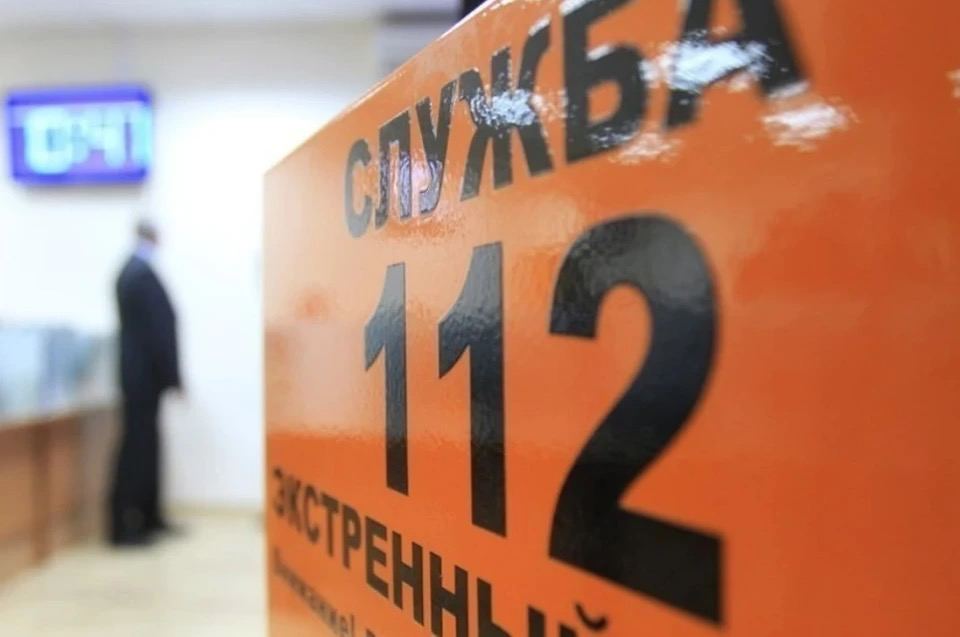 В Славянске-на-Кубани нашли неразорвавшийся беспилотник  Дрон обнаружили утром 25 июля. На место сразу выехали специалисты МЧС и полиции.  В целях безопасности временно перекрыли улицы, жителей ближайших домов эвакуировали. После обезвреживания дрона люди вернулись домой, движение восстановили.  Также специалисты администрации осмотрели дворы, куда накануне упали обломки других беспилотников. Всего таких адресов — девять. Повреждены заборы, крыши, хозпостройки.