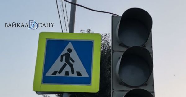 На улице Бабушкина в Улан Удэ установили новый светофор Он должен ускорить движение на этой магистральной улице Светофор установили напротив дома 20 по улице Бабушкина В Центре управления дорожным движение города сообщили что он будет работать в координированном управлении с близлежащими светофорами что позволит значительно увеличить пропускную способность участка