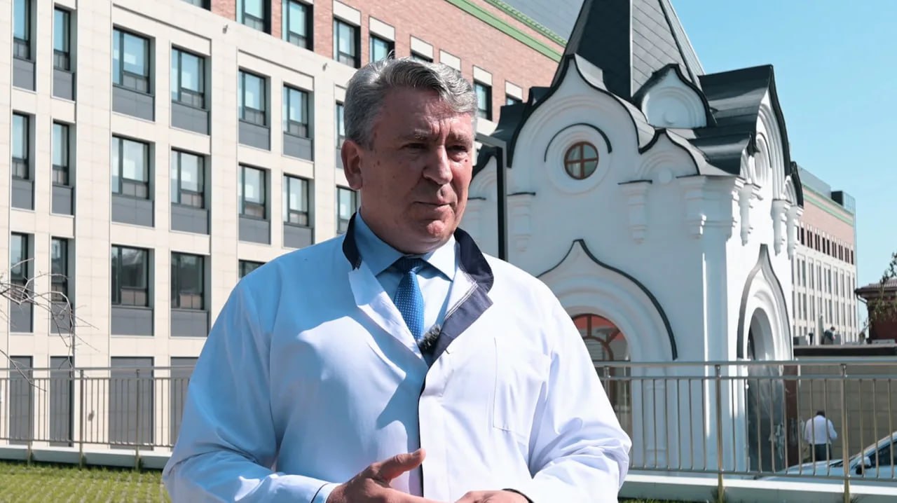 Сегодня доктор медицинских наук профессор заслуженный врач РФ главный внештатный онколог министерства здравоохранения Воронежской области Иван Петрович Мошуров был назначен и о ректора ВГМУ им Н Н Бурденко с чем министерство здравоохранения Воронежской области искренне поздравляет специалиста В связи с этим спустя более чем 13 лет службы в областном онкоцентре Иван Петрович оставил пост главного врача Министерство здравоохранения региона выражает благодарность Ивану Петровичу Мошурову за значительный вклад в развитие отрасли и в частности онкологической службы региона Мы поддерживаем решение специалиста выдвинуться на пост ректора ВГМУ им Н Н Бурденко Дальнейший его карьерный путь полностью соответствует принципам указа президента России Владимира Путина о стратегии развития здравоохранения до 2030 года в части стремления внедрить практико ориентированный подход в организацию здравоохранения Важно что университет собирается полноправно возглавить человек у которого за плечами более десятка лет руководства крупным медучреждением региона Посты в MAX выходят оперативнее Подписывайтесь на министерство здравоохранения Воронежской области в MAX Об актуальных новостях здравоохранения региона вы также можете узнать в наших группах в ВК ОК и на официальном сайте новости воронежской медицины