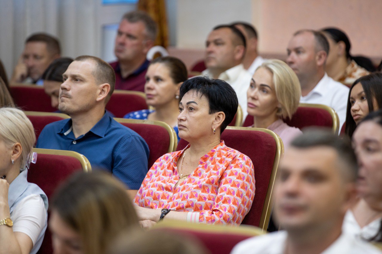 С начала года в Анапе прошли диспансеризацию около 55 тысяч человек Забота о здоровье населения стала одной из тем расширенного планерного совещания, которое провела исполняющая полномочия мэра города Светлана Балаева. В работе принял участие председатель Совета Вячеслав Вовк. Главврач Городской больницы Анапы Виктория Шматкова рассказала, что 1 января 2025 года стартовал нацпроект «Продолжительная и активная жизнь», одна из задач которого – повышение средней продолжительности жизни до 78 лет к 2030 году. Этим же целям соответствует программа диспансеризации, главный принцип которой – на раннем этапе выявить серьезные хронические заболевания и назначить своевременное лечение. По состоянию на 1 июля диспансеризацию прошли около 55 тысяч анапчан, выявлено порядка 4,5 тыс. заболеваний, по всем выявленным случаям установлено диспансерное наблюдение. Кроме того, действует программа диспансеризации репродуктивного возраста для женщин и мужчин от 18 до 49 лет, имеющих полис ОМС. Ее цель – раннее выявление хронических воспалительных заболеваний и новообразований, улучшение репродуктивного здоровья, повышение рождаемости, снижение материнской и младенческой смертности. Также Горбольница практикует для предприятий корпоративные программы по укреплению здоровья сотрудников в рамках федерального проекта «Укрепление общественного здоровья» и нацпроекта «Здравоохранение», проводит профилактические акции – Дни здоровья. Светлана Балаева подчеркнула, что предприятиям и организациям надо активнее взаимодействовать с Горбольницей по вопросам диспансеризации трудовых коллективов – это действенный шаг навстречу здоровью и улучшения качества жизни.