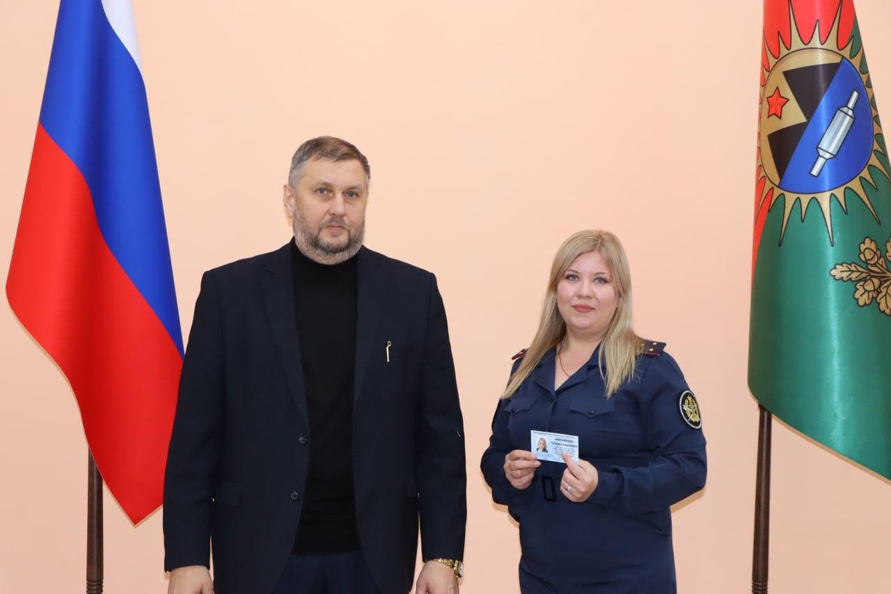 Первое заседание Молодежного совета состоялось в Администрации Лутугинского муниципального округа В Администрации нашего округа состоялось первое заседание Молодёжного совета Для меня было особой честью лично поприветствовать лутугинских активистов и вручить им удостоверения членов Молодёжного совета Этот момент символизировал начало серьёзной совместной работы в которой молодым людям отводится ключевая роль поделился Глава Лутугинского муниципального округа Евгений Бондарь Создание Молодёжного совета не формальность а осознанный шаг навстречу инициативной молодёжи Убежден что именно вы молодые лутугинцы обладаете тем бесценным набором качеств который необходим для развития нашего общества добавил Евгений Николаевич На первом заседании не просто обозначили намерения а приступили к конкретной работе Путем голосования избрали председателя Молодежного совета им стала Алена Хрипко и ее заместителя Виктора Харебина Главным результатом встречи стало утверждение плана работы на 2026 год В своей работе муниципалитеты должны опираться на принципиальную позицию Главы Луганской Народной Республики Леонида Ивановича Пасечника Молодёжь это наше будущее наша надежда и опора Мы должны создавать все условия для их развития поддерживать их инициативы и помогать им реализовывать свой потенциал на благо нашей Республики Эти слова наш ориентир Администрация округа готова оказывать Молодёжному совету всестороннюю поддержку предоставлять ресурсы делиться опытом и создавать условия для воплощения самых смелых идей подытожил Евгений Бондарь