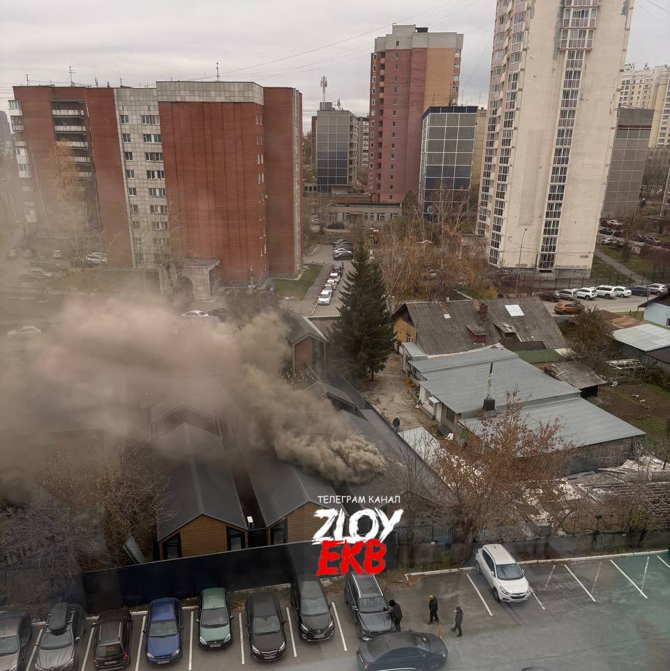 В Екатеринбурге на Маяковского горит баня Площадь возгорания 10 кв метров Информации о пострадавших не поступало на месте работают 14 спасателей и три единицы техники сообщили JustMedia ru в ГУ МЧС России по Свердловской области tg Злой Екб justmediaru