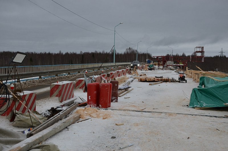 В Каргопольском округе продолжается ремонт моста через Онегу  Объект, который расположен на 213-м километре автодороги Долматово – Няндома – Каргополь – Пудож, приводят в нормативное состояние в рамках национального проекта «Инфраструктура для жизни».  В настоящее время на участке дорожных работ ведется устройство тротуарных консолей, установка барьерного и перильного ограждения, опор освещения, а также проводится ремонт сопряжения крайних опор. Общая техническая готовность объекта составляет порядка 25 процентов.  – Движение на объекте осуществляется по левой полосе в реверсивном режиме, – рассказал министр транспорта Архангельской области Сергей Роднев. – Сейчас основная часть работ направлена на то, чтобы уже к середине марта транспортный поток перенаправить на правую полосу, затем основные ремонтные работы будут смещены на левую полосу моста.