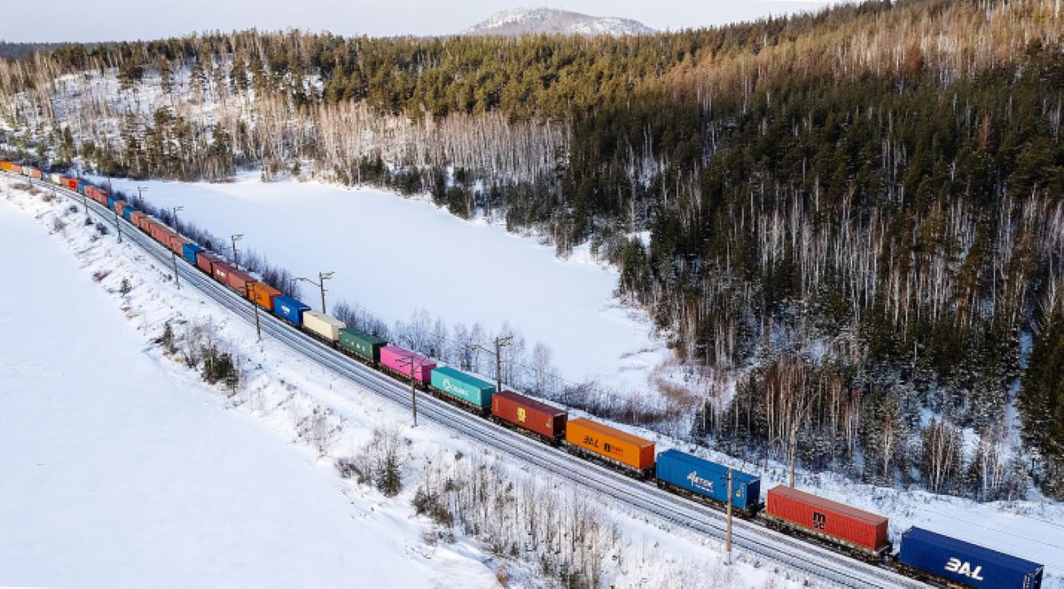 Контейнеры как зеркало экономики  За 2025 год во всех видах сообщения было перевезено 7 млн 560 4 тыс гружёных и порожних контейнеров ДФЭ что на 4 1 меньше чем годом ранее Как и в случае с погрузкой см Гудок 2 от 13 01 2026 результат оказался лучше чем ожидалось По словам заместителя генерального директора ОАО РЖД начальника Центра фирменного транспортного обслуживания Ирины Магнушевской компания к концу года рассчитывала выйти на показатель 7 5 млн ДФЭ 4 9  Позитивная динамика наблюдалась в экспортных контейнерных перевозках они выросли на 8 5 до 1 млн 782 3 тыс ДФЭ По словам ведущего эксперта УК Финам Менеджмент Дмитрия Баранова основным фактором здесь стала благоприятная внешняя конъюнктура  Во внутреннем сообщении было отправлено 2 млн 963 1 тыс ДФЭ 3 8 Количество гружёных контейнеров отправленных во всех видах сообщения составило 5 млн 386 7 тыс ДФЭ 6 7 при этом объём перевезённых грузов снизился всего на 3 2 до 80 млн тонн  Перевозки в этом сегменте хорошо отражают тенденции сложившиеся в прошлом году в российской экономике Как отмечает Дмитрий Баранов высокая ключевая ставка ограничивала инвестиции в основной капитал и негативно влияла на покупательскую активность Подробнее на сайте 1520Iтеrnational Фото Фото Максим Каширин пресс служба ОАО РЖД Продолжаем движение в пространствах 1520 ЕАЭС ШОС БРИКС Присоединяйтесь