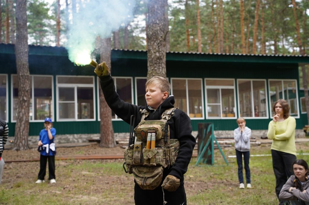В Рязанской области стартовал пилотный проект Движения Первых для детей с трудной жизненной ситуацией Регион стал одним из 10 субъектов, где стартовал пилотный проект Движения Первых по реализации профильных и интегрированных лагерных смен с участием несовершеннолетних, находящихся в трудной жизненной ситуации, в отношении которых проводилась индивидуальная профилактическая работа. Тематическая смена «Смены Первых: Юнармейское лето» проходила на территории Центра активной молодежи и детей «Лучезарный» с 29 июня по 12 июля 2025 года. На нее приехали 256 участников, среди которых юнармейцы, хранители истории, а также дети, находящиеся в трудной жизненной ситуации 52 человека . Проект осуществляется при поддержке Центрального аппарата Общероссийского общественного-государственного движения детей и молодежи «Движение первых», МВД России, комитета по делам несовершеннолетних Рязанской области. Главные задачи смены – популяризация и развитие Движения Первых и создание условий для личностного развития, са...