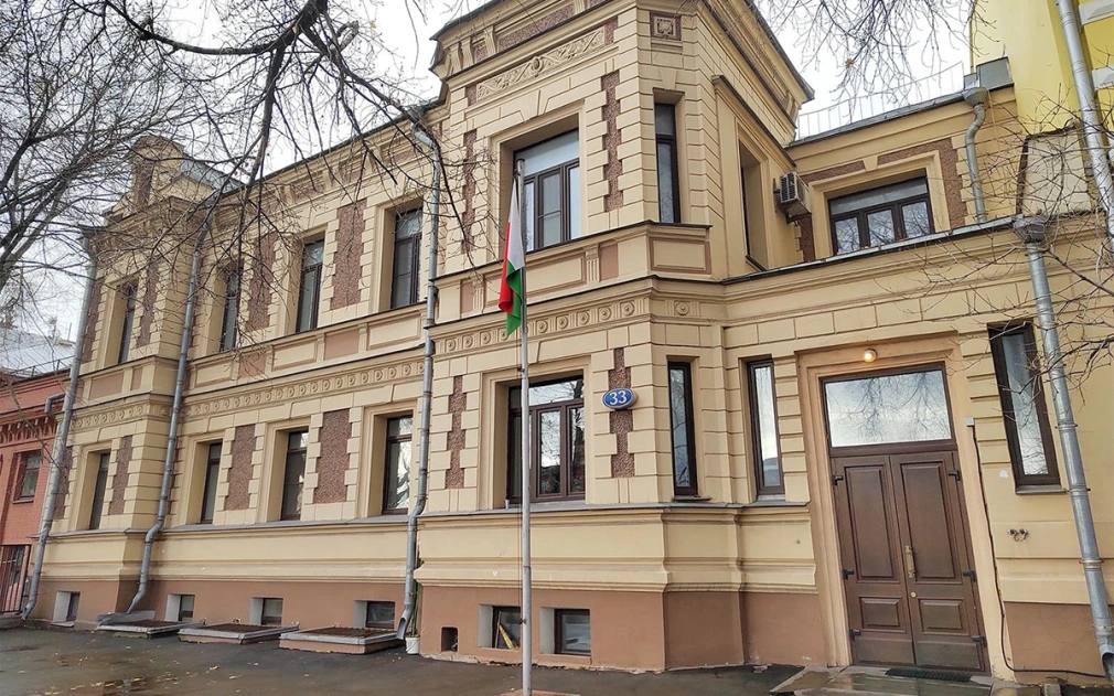 В Москве отреставрируют дом с башенками в стиле французского ренессанса Департамент культурного наследия Москвы выдал разрешение на реставрацию особняка в Хамовниках, который является объектом культурного наследия. Дом был построен в 1886 году архитектором Иваном Мазуриным и назван в его честь — особняк Мазурина. Здание выполнено в стиле французского ренессанса с элементами декора XVI–XVII веков. В ходе реставрации будут приведены в порядок фасады, кровля, подвалы и различные элементы декора, в том числе рустованные наличники, карнизы, аттики, а также парадная лестница. #архитектура Фото: Пресс-служба Департамента культурного наследия города Москвы Читать РБК Недвижимость в Telegram