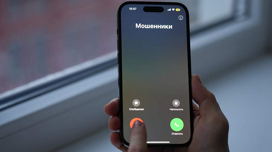 Пожилая жительница Казани, пытаясь спасти внучку, отдала аферистам миллион рублей Выяснилось, что днем пожилой женщине позвонили неизвестные и сообщили, что ее внучка стала виновницей в ДТП и для прекращения уголовного дела необходима крупная сумма денег. Пенсионерка, желая помочь внучке, передала курьеру мошенников более миллиона рублей. Позже, связавшись с родственницей, поняла, что ее обманули. Возбуждено уголовное дело по статье «Мошенничество». Полицейские ищут подозреваемых. Подпишитесь: