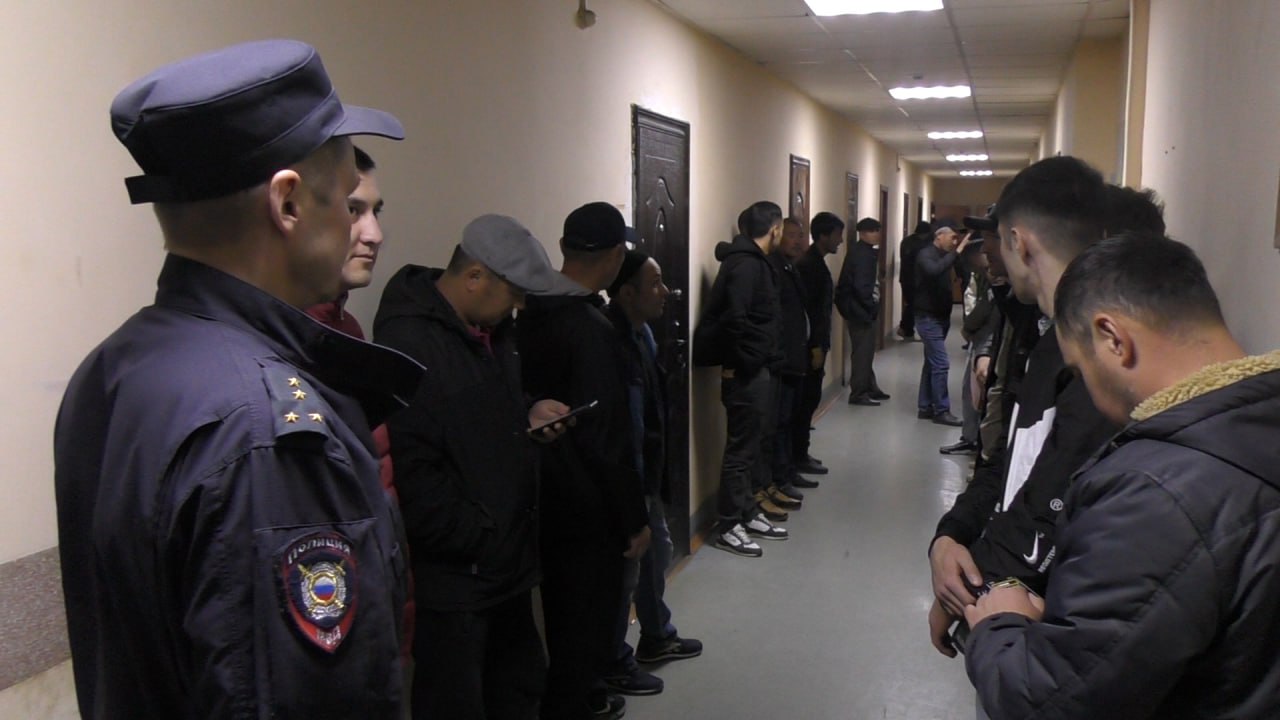 Челябинские полицейские выявили фиктивную постановку на учет 42 иностранцев Сотрудники челябинской полиции установили 33-летнего местного жителя, который фиктивно зарегистрировал в своей квартире по улице Комарова 42 иностранных гражданина. При этом ни один из прописанных по адресу иностранцев фактически там не проживал. Об этом следует из показаний соседей и осмотра квартиры. В отношении подозреваемого в Отделе полиции «Тракторозаводский» УМВД России по г. Челябинску возбуждено уголовное дело по признакам преступления, предусмотренного статьей 322.3 УК РФ, и избрана мера процессуального принуждения в виде обязательства о явке. Все иностранные граждане сняты с миграционного учета. Сотрудники полиции напоминают, что сообщить информацию о фактах нарушения миграционного законодательства можно по телефону 02/102. #мвд #мвд74 #полиция74 #Челябинскаяобласть #УВМ