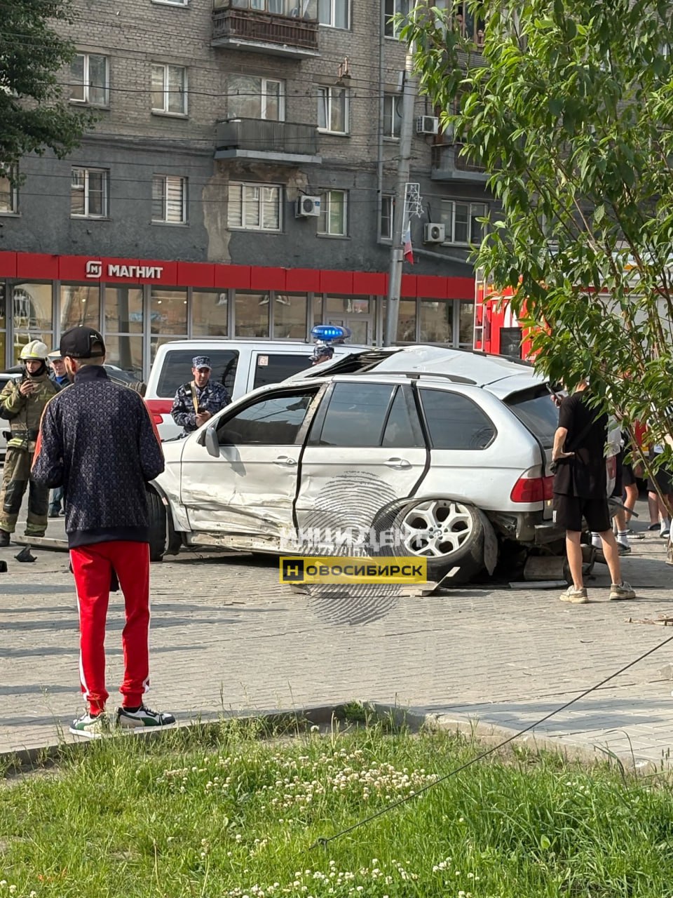 На пересечении улиц Королёва и проспект Дзержинского столкнулись BMW X5 и Honda CR-V. Снесены опоры дорожных знаков и светофоров. Движение пассажирского электротранспорта временно остановлено. О пострадавших не сообщается. На месте ДТП работают скорая и пожарная помощь.