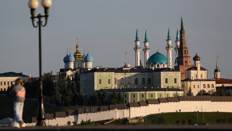 Казань впервые оказалась среди лидеров цифрового развития России Казань впервые вошла в десятку лидеров по уровню внедрения IT-технологий. Таковы данные «Индекса цифровой жизни городов», который замеряет Школа управления «Сколково». Исследование основано на данных более 90 городов России. Динамику цифровизации оценивали по семи сферам городской жизни: образованию, здравоохранению, транспорту, ритейлу, финансам, медиа и госуправлению. Кроме того, было измерен индекс предложения цифровых услуг и индекс спроса на них. KazanFirst в бот