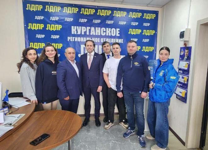 Куратор уральских либерал-демократов Сысоев  он же – временный глава курганского реготделения ЛДПР  хочет поставить во главе зауральской ячейки варяга.   Сегодня Сысоев назначил заместителем координатора в Курганской области бывшего главу управления спецмероприятий Тюменской области, чекиста Игоря Горшкова  на фото третий слева . И, говорят, заявил, что тюменец может стать новым руководителем реготделения.   А как же курганец Вагин? Зря что ли он бабушкам корзинки носил? Теперь он грустит.