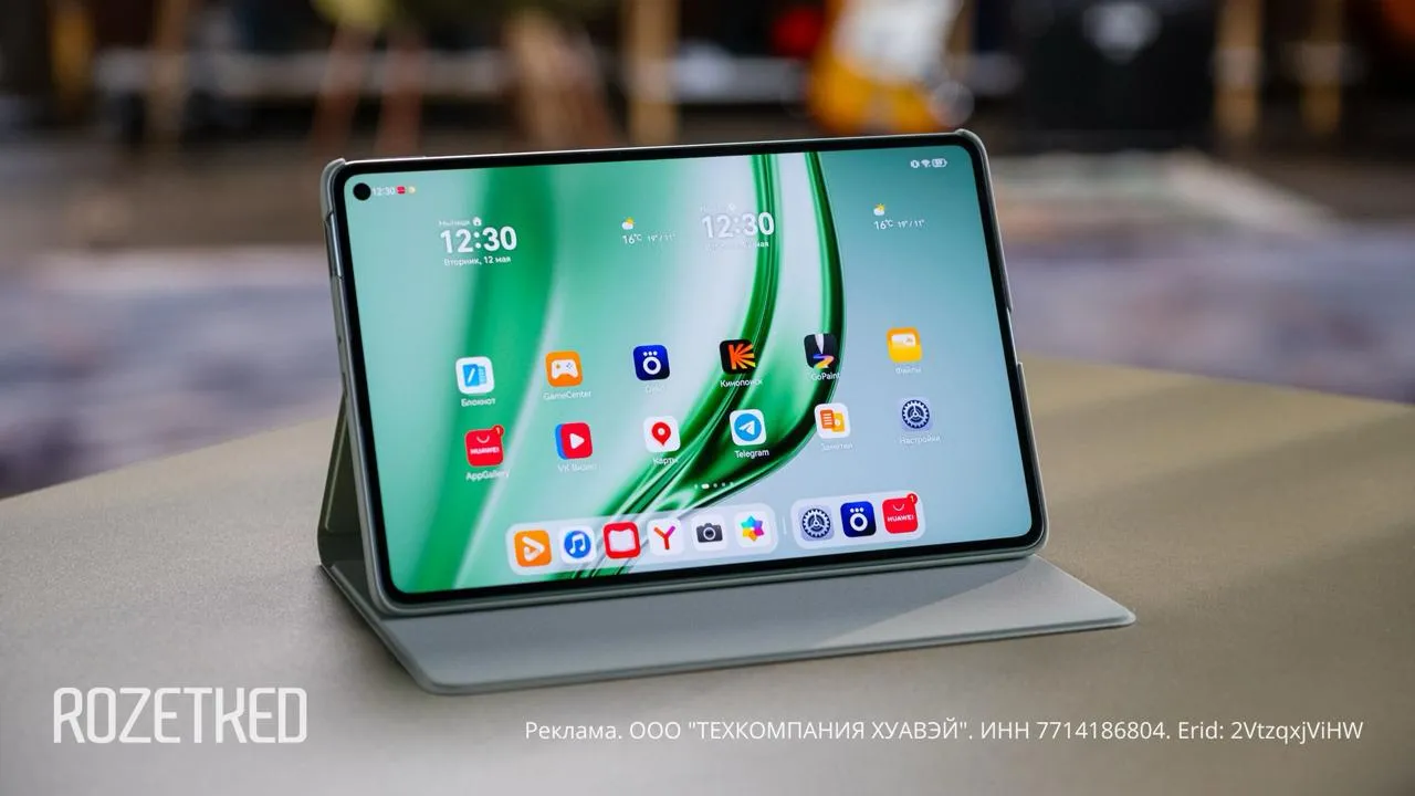 Планшет который умещается в карман в Россию приехал Huawei MatePad Mini Это компактная модель с экраном 8 8 дюйма тонкими рамками и лёгким корпусом Его удобно брать с собой в поездку или на прогулку места занимает почти как книга но при этом остаётся полноценным устройством для сериалов чтения заметок и браузера С яркой OLED матрицей и антибликовой технологией PaperMatte детали любимого сериала легко различимы даже на пляже А аккумулятор на 6400 мАч обеспечит до 15 5 часов воспроизведения и зарядится полностью всего за 60 минут Оформить предзаказ Huawei MatePad Mini уже можно на сайтах крупных ритейлеров Покупателям доступны 2 месяца подписки на Литрес для новых пользователей или скидка 20 на весь каталог для действующих
